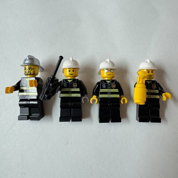 Lego 7945 Fire Station Set Engine Firefighter Complete except stickers Town City - Picture 2 of 15